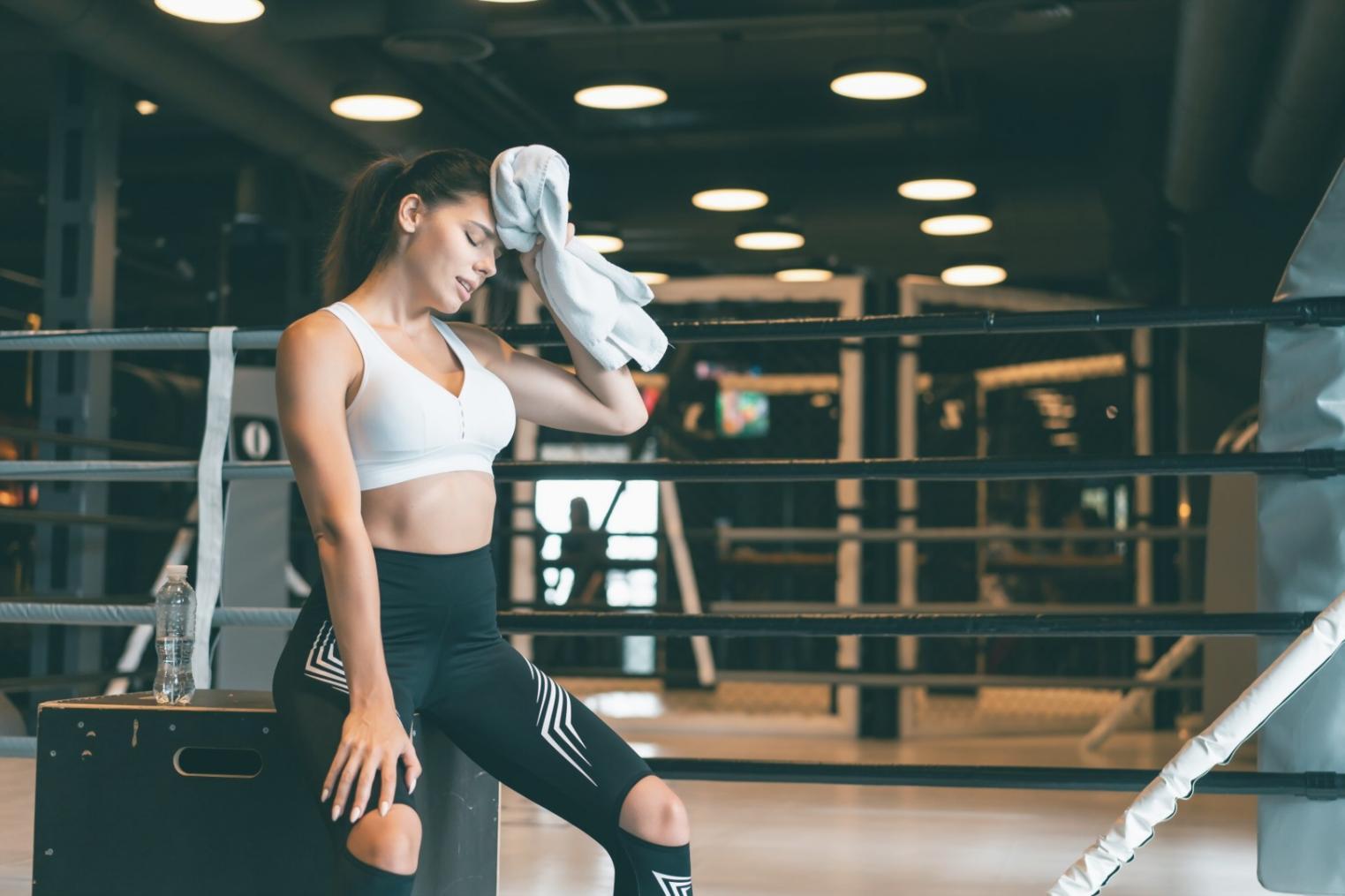 Тренировочный процесс в зале кроссфита с акцентом на технику выполнения упражнений