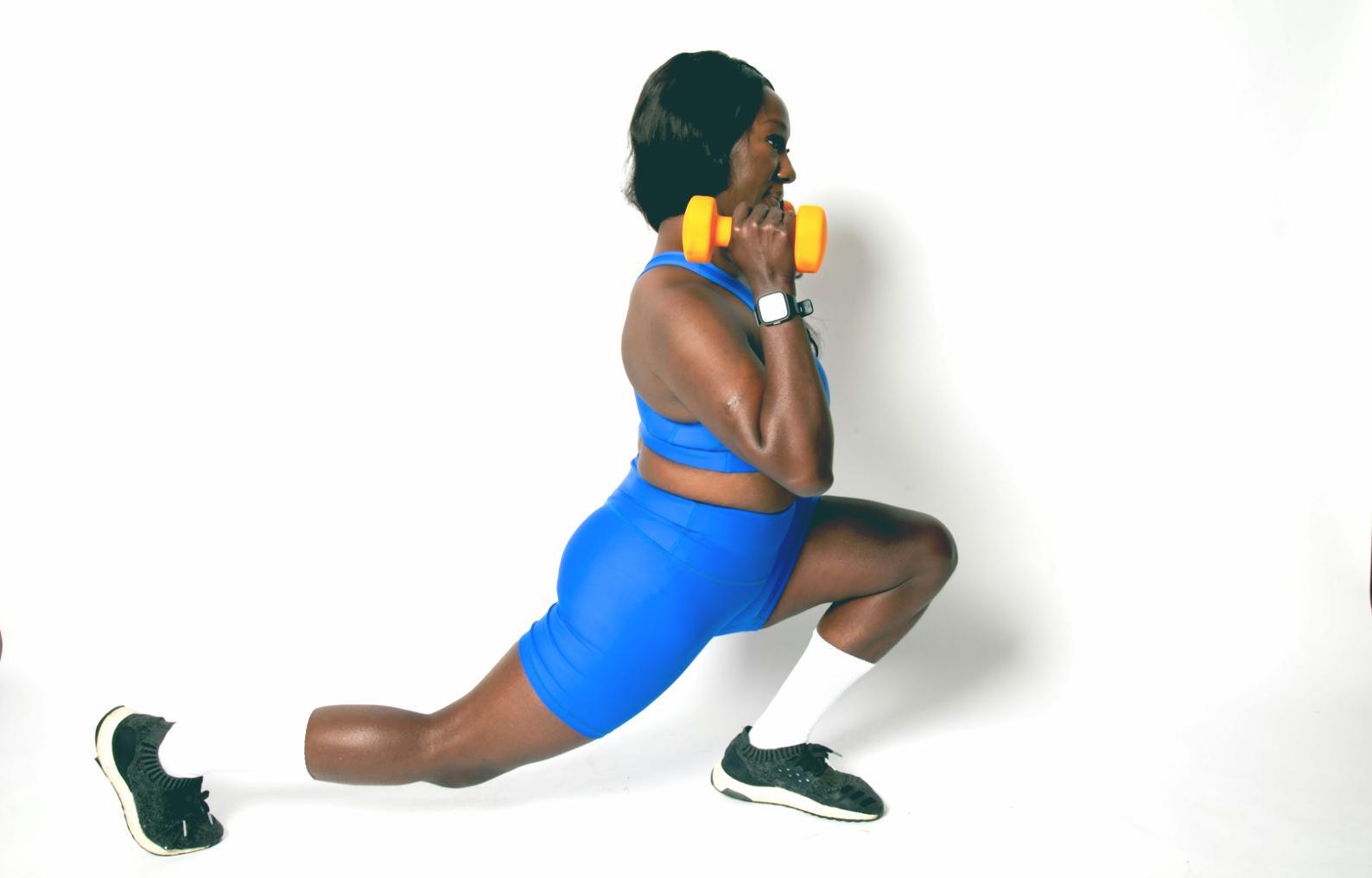 Процесс функциональных тренировок в зале с профессиональным оборудованием